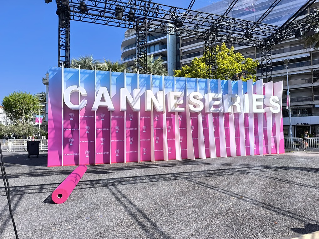 CanneSeries — Backdrop extérieur