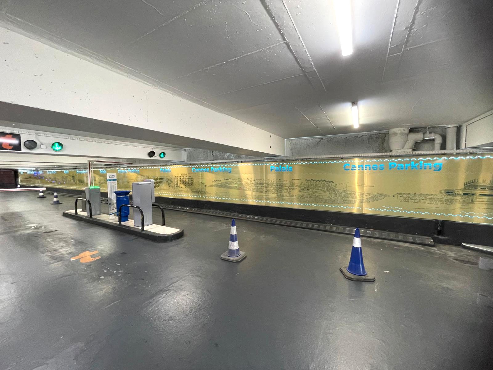 Cannes Parking — Fresque dorée